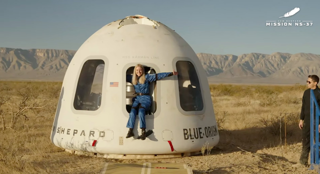 Người ngồi xe lăn đầu tiên bay vào không gian cùng Blue Origin - Ảnh 1. Người ngồi xe lăn đầu tiên bay vào không gian cùng Blue Origin - Ảnh 1.