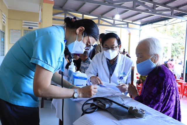 Kh&aacute;m chữa bệnh, cấp ph&aacute;t thuốc miễn ph&iacute; cho 500 người d&acirc;n Đắk Lắk- Ảnh 1.