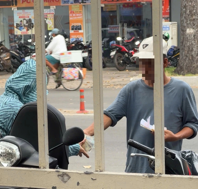 TP . HCM T&aacute;i diễn t&igrave;nh trạng chiếm dụng vỉa h&egrave; v&agrave; thu ph&iacute; giữ xe cao - Ảnh 3.