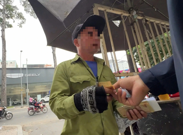 TP . HCM T&aacute;i diễn t&igrave;nh trạng chiếm dụng vỉa h&egrave; v&agrave; thu ph&iacute; giữ xe cao - Ảnh 4.