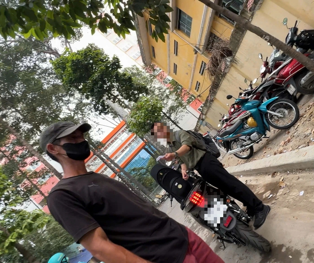 TP . HCM T&aacute;i diễn t&igrave;nh trạng chiếm dụng vỉa h&egrave; v&agrave; thu ph&iacute; giữ xe cao - Ảnh 2.