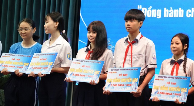 TP.HCM: Phường Ph&uacute; Nhuận tiếp nhận 4,6 tỉ đồng trợ gi&uacute;p hộ kh&oacute; khăn- Ảnh 5.