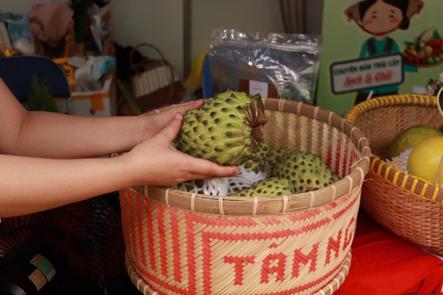 Chuối b&agrave;n tay, na sầu ri&ecirc;ng... g&acirc;y t&ograve; m&ograve; tại phi&ecirc;n chợ n&ocirc;ng sản v&ugrave;ng miền B&igrave;nh Đ&ocirc;ng - Ảnh 2.