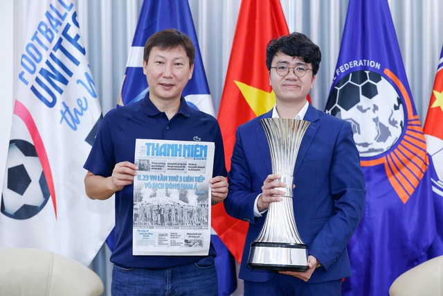 4 cuộc phỏng vấn của PV Thanh Ni&ecirc;n v&agrave; HLV Kim Sang-sik: Con người kh&aacute;c ph&iacute;a ngo&agrave;i s&acirc;n cỏ- Ảnh 7.