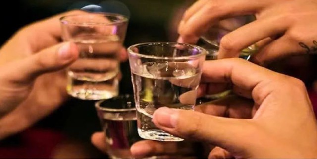 Nghi ngộ độc rượu ở Hải Ph&ograve;ng , 1 người tử vong Sau bữa tiệc - Ảnh 1.