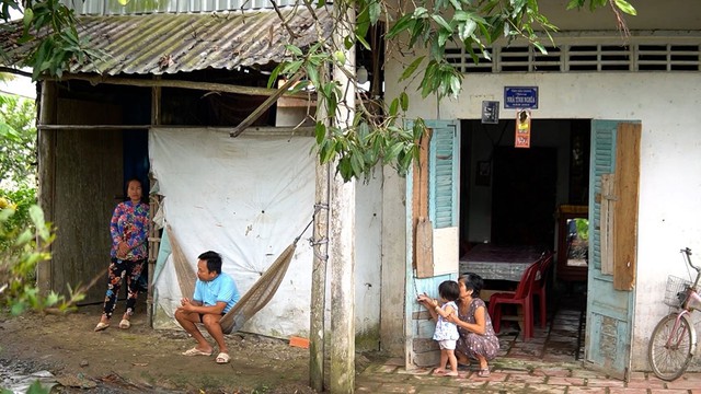 Tuổi gi&agrave; đau yếu với mong ước căn nh&agrave; kh&ocirc;ng dột n&aacute;t - Ảnh 1.