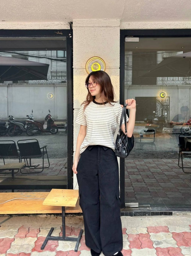 Áo kẻ sọc ngang khuấy đảo đường phố bằng hơi thở phóng khoáng- Ảnh 3. Áo kẻ sọc ngang khuấy đảo đường phố bằng hơi thở phóng khoáng- Ảnh 3.