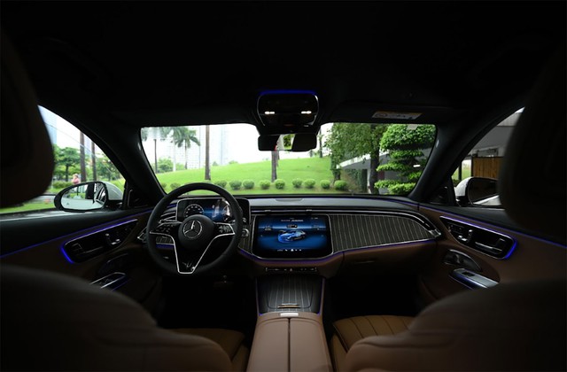 Mercedes-Benz trưng b&agrave;y tại JW Marriott H&agrave; Nội m&ugrave;a Gi&aacute;ng sinh - Ảnh 4.