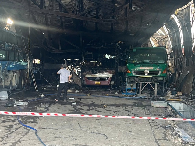 Ch&aacute;y lớn tại gara &ocirc; t&ocirc; ở Gia Lai, nhiều xe bị thi&ecirc;u rụi- Ảnh 1.