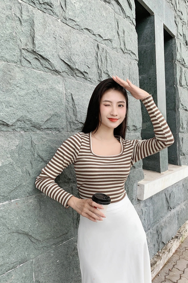 Áo kẻ sọc ngang khuấy đảo đường phố bằng hơi thở phóng khoáng- Ảnh 6. Áo kẻ sọc ngang khuấy đảo đường phố bằng hơi thở phóng khoáng- Ảnh 6.