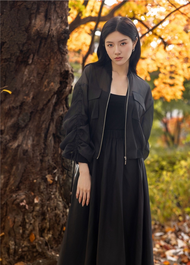 Áo dây rút phá vỡ sự đơn điệu, tôn lên phong thái hiện đại- Ảnh 8. Áo dây rút phá vỡ sự đơn điệu, tôn lên phong thái hiện đại- Ảnh 8.