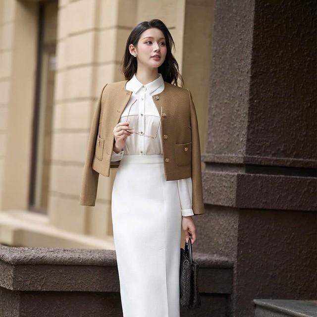 Đừng để đồ công sở làm bạn già đi, hãy thử ngay những gợi ý sau- Ảnh 3. Đừng để đồ công sở làm bạn già đi, hãy thử ngay những gợi ý sau- Ảnh 3.