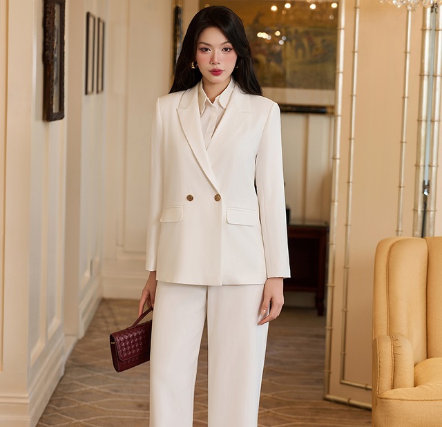 Đừng để đồ công sở làm bạn già đi, hãy thử ngay những gợi ý sau- Ảnh 5. Đừng để đồ công sở làm bạn già đi, hãy thử ngay những gợi ý sau- Ảnh 5.