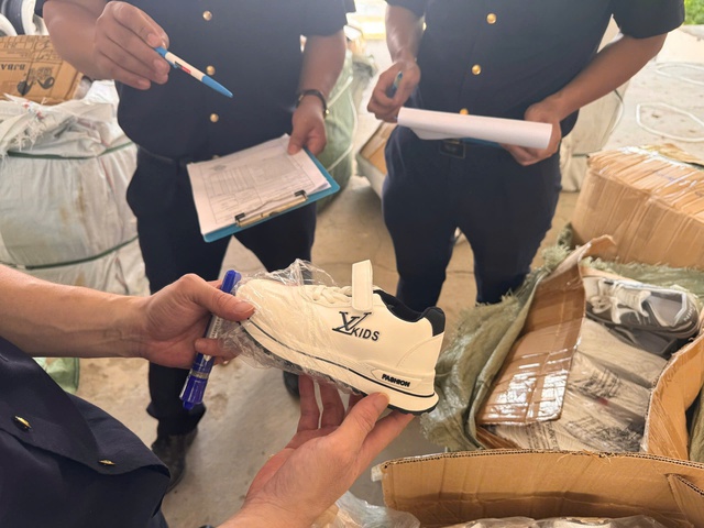 Nổi l&ecirc;n hiện tượng vận chuyển tr&aacute;i ph&eacute;p v&agrave;ng, tiền tệ qua bi&ecirc;n giới - Ảnh 1.