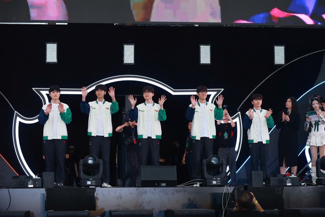 
Gi&acirc;y ph&uacute;t b&ugrave;ng nổ khi Faker ch&agrave;o fan bằng tiếng Việt
- Ảnh 1.