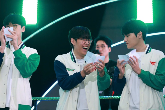 
Gi&acirc;y ph&uacute;t b&ugrave;ng nổ khi Faker ch&agrave;o fan bằng tiếng Việt
- Ảnh 3.