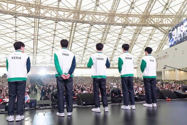 
Gi&acirc;y ph&uacute;t b&ugrave;ng nổ khi Faker ch&agrave;o fan bằng tiếng Việt
- Ảnh 5.