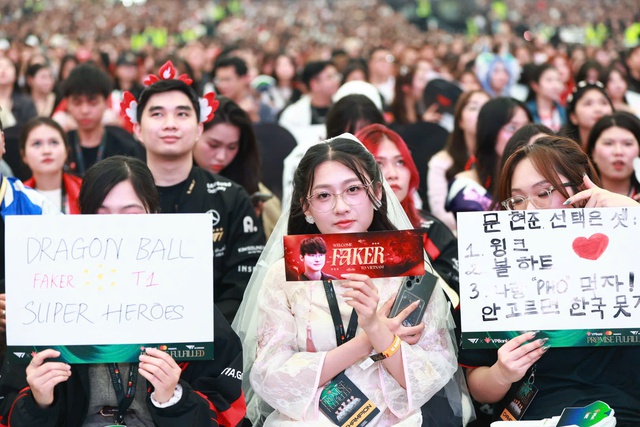 
Gi&acirc;y ph&uacute;t b&ugrave;ng nổ khi Faker ch&agrave;o fan bằng tiếng Việt
- Ảnh 6.