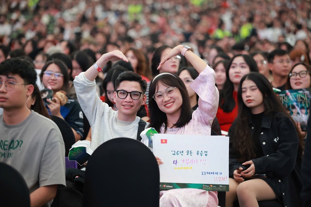 
Gi&acirc;y ph&uacute;t b&ugrave;ng nổ khi Faker ch&agrave;o fan bằng tiếng Việt
- Ảnh 7.