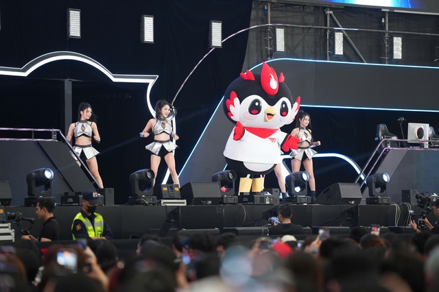 
Gi&acirc;y ph&uacute;t b&ugrave;ng nổ khi Faker ch&agrave;o fan bằng tiếng Việt
- Ảnh 8.