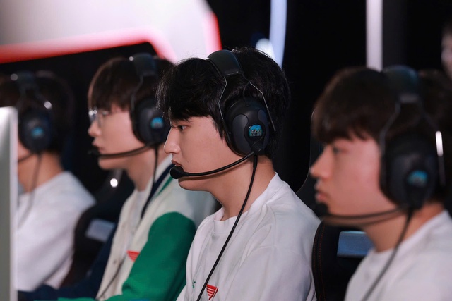 
Gi&acirc;y ph&uacute;t b&ugrave;ng nổ khi Faker ch&agrave;o fan bằng tiếng Việt
- Ảnh 9.