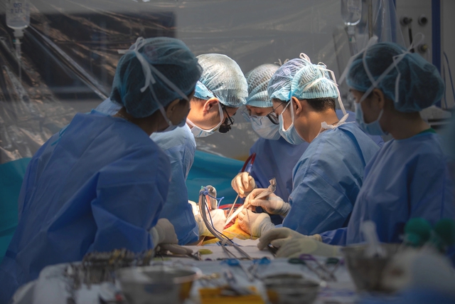 Sinh vi&ecirc;n hiến gan cứu giảng vi&ecirc;n đại học h&ocirc;n m&ecirc; s&acirc;u v&igrave; suy gan cấp - Ảnh 1.