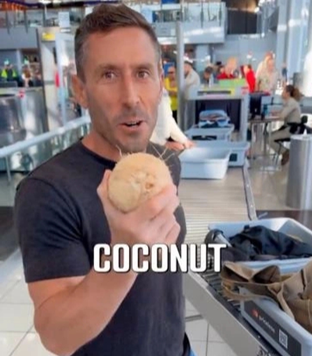 Tại sao h&agrave;nh kh&aacute;ch lại được mang tr&aacute;i dừa c&oacute; nước l&ecirc;n m&aacute;y bay? - Ảnh 2.