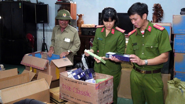 Bắt quả tang vụ t&agrave;ng trữ thuốc l&aacute; lậu lớn nhất Gia Lai - Ảnh 1.