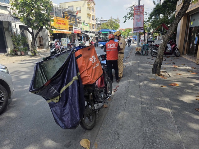 Th&oacute;i quen của shipper bị CSGT phạt tới 6 triệu nhiều người hay mắc - Ảnh 3.