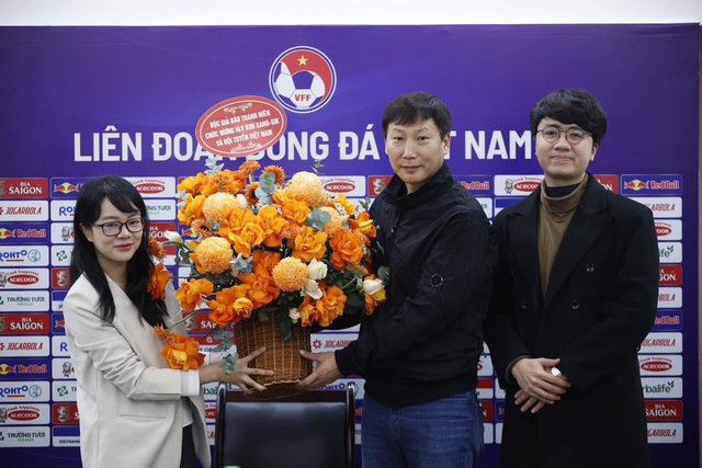 4 cuộc phỏng vấn của PV Thanh Ni&ecirc;n v&agrave; HLV Kim Sang-sik: Con người kh&aacute;c ph&iacute;a ngo&agrave;i s&acirc;n cỏ- Ảnh 1.