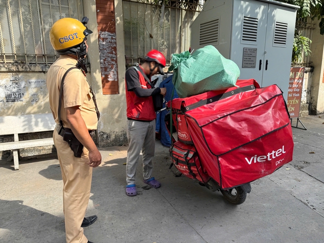 Th&oacute;i quen của shipper bị CSGT phạt tới 6 triệu nhiều người hay mắc - Ảnh 1.