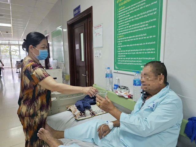 H&agrave;ng chục người ở TP . HCM bị ngộ độc thực phẩm sau khi ăn b&aacute;nh m&igrave; thập cẩm - Ảnh 1.