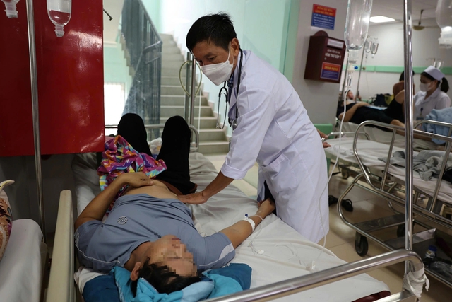 Chủ đ&oacute;ng cửa tiệm khi biết tin nhiều người nghi ngộ độc sau ăn b&aacute;nh m&igrave;- Ảnh 1.