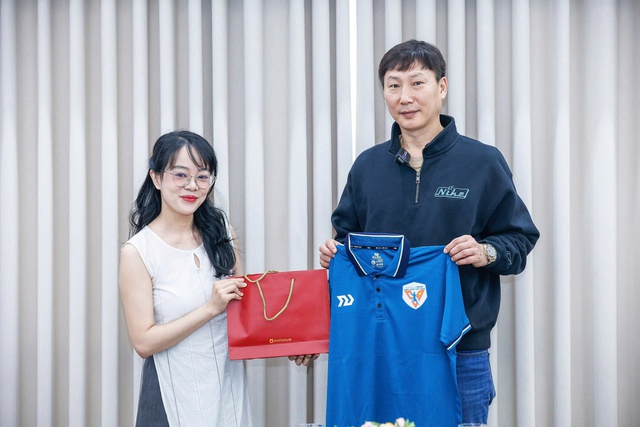 4 cuộc phỏng vấn của PV Thanh Ni&ecirc;n v&agrave; HLV Kim Sang-sik: Con người kh&aacute;c ph&iacute;a ngo&agrave;i s&acirc;n cỏ- Ảnh 2.