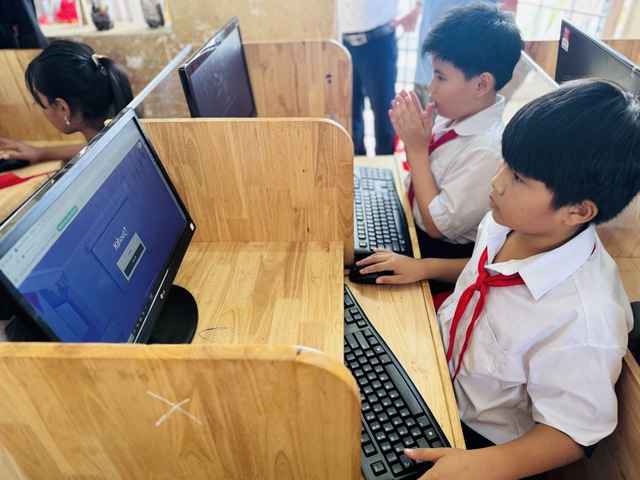 Mở rộng cơ hội tiếp cận c&ocirc;ng nghệ cho học sinh v&ugrave;ng bi&ecirc;n giới- Ảnh 4.