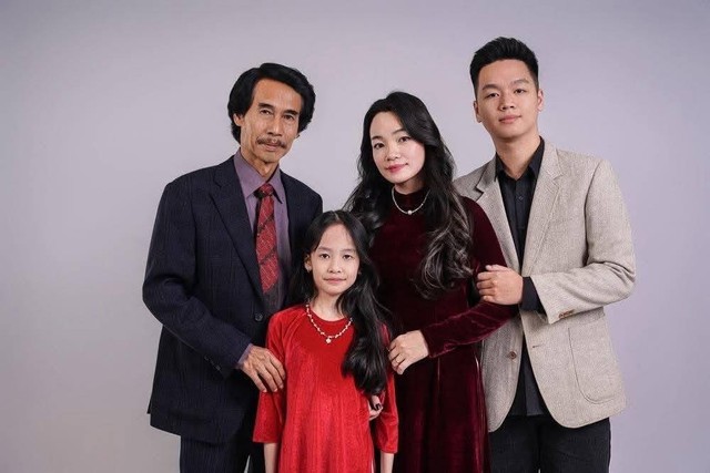 Cuộc sống vi&ecirc;n m&atilde;n của NSƯT Ph&uacute; Đ&ocirc;n b&ecirc;n vợ k&eacute;m 25 tuổi - Ảnh 2.