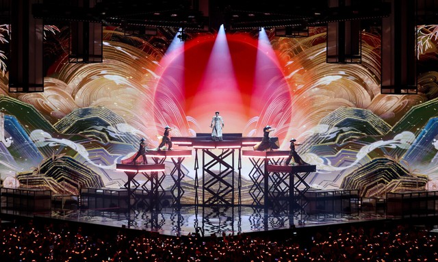 Đức Ph&uacute;c su&yacute;t mang cảnh 'ch&aacute;y trang phục' l&ecirc;n s&acirc;n khấu Intervision 2025   - Ảnh 1.