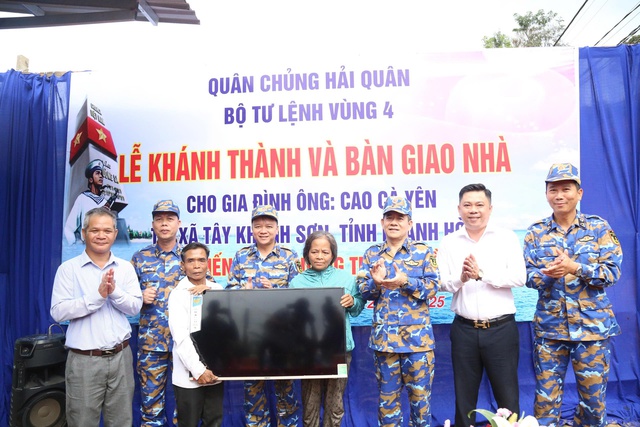 'Chiến dịch Quang Trung': B&agrave;n giao căn nh&agrave; đầu ti&ecirc;n do V&ugrave;ng 4 Hải qu&acirc;n x&acirc;y dựng - Ảnh 2.