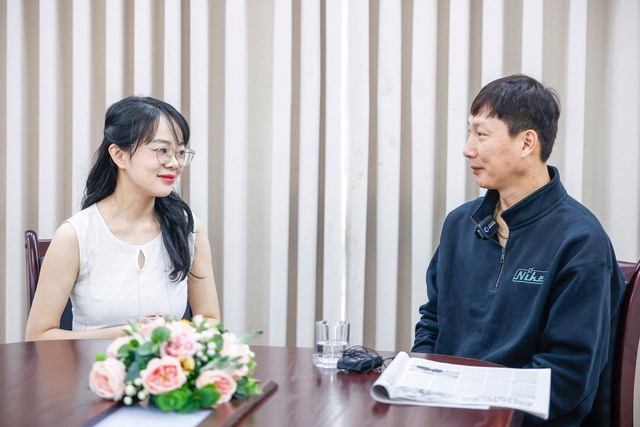 4 cuộc phỏng vấn của PV Thanh Ni&ecirc;n v&agrave; HLV Kim Sang-sik: Con người kh&aacute;c ph&iacute;a ngo&agrave;i s&acirc;n cỏ- Ảnh 3.