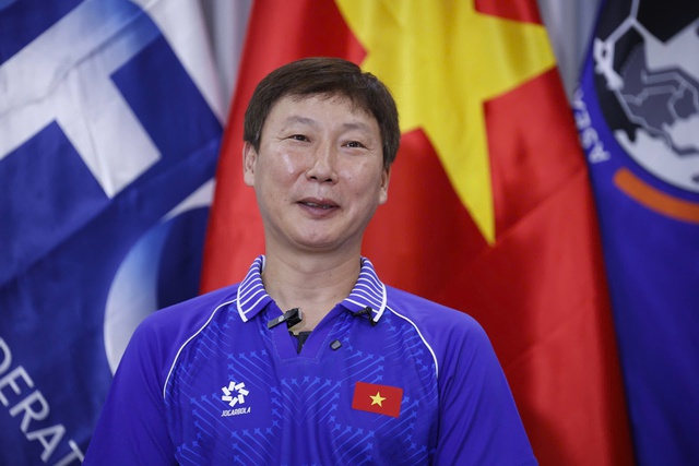 HLV Kim Sang-sik: 'Ba danh hiệu năm 2025 l&agrave; mồ h&ocirc;i, nước mắt v&agrave; danh dự của b&oacute;ng đ&aacute; Việt Nam'- Ảnh 4.