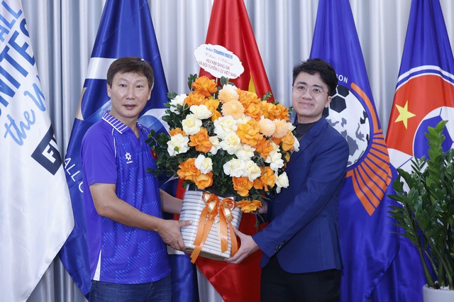 HLV Kim Sang-sik: 'Vợ t&ocirc;i tắt TV khi U.22 Việt Nam bị Th&aacute;i dẫn 0-2, t&ocirc;i kh&ocirc;ng biết TV c&oacute; sao kh&ocirc;ng&rsquo;- Ảnh 2.