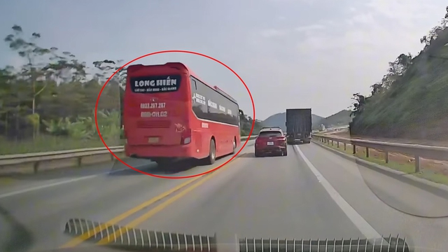 Xe kh&aacute;ch ngang nhi&ecirc;n 'cướp l&agrave;n', vượt ẩu tr&ecirc;n cao tốc: Mức phạt chưa đủ răn đe? - Ảnh 1.