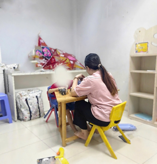 Nỗi niềm nu&ocirc;i dạy 'trẻ VIP' - Ảnh 1.