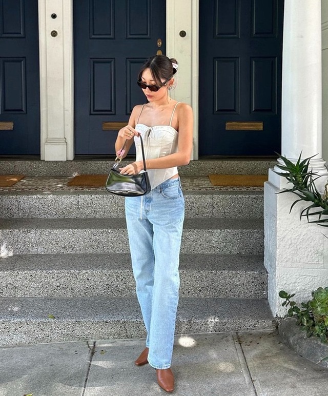 'Cặp bài trùng' áo hai dây và quần denim- Ảnh 1.