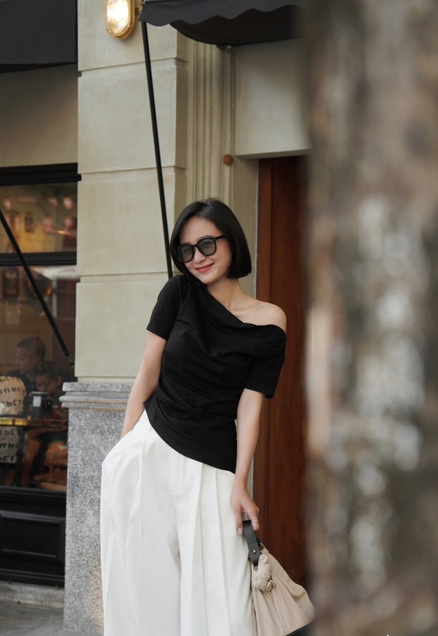 Áo lệch vai giúp nàng khoe trọn bờ vai quyến rũ- Ảnh 1.