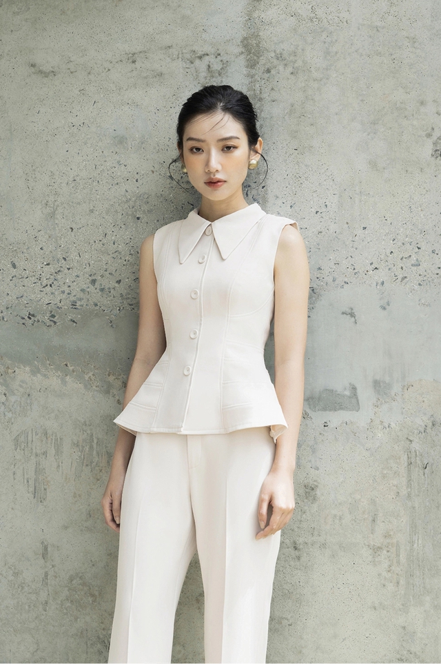 Áo peplum định nghĩa lại vẻ đoan trang trong thời trang công sở hiện đại- Ảnh 2. Áo peplum định nghĩa lại vẻ đoan trang trong thời trang công sở hiện đại- Ảnh 2.