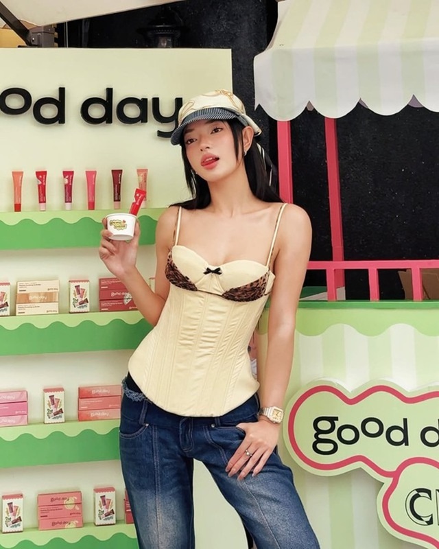 'Cặp bài trùng' áo hai dây và quần denim- Ảnh 2.