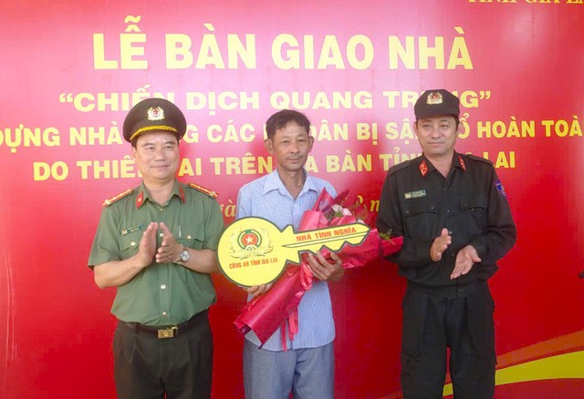 C&ocirc;ng an Gia Lai b&agrave;n giao 2 căn nh&agrave; đầu ti&ecirc;n trong 'Chiến dịch Quang Trung'- Ảnh 1.