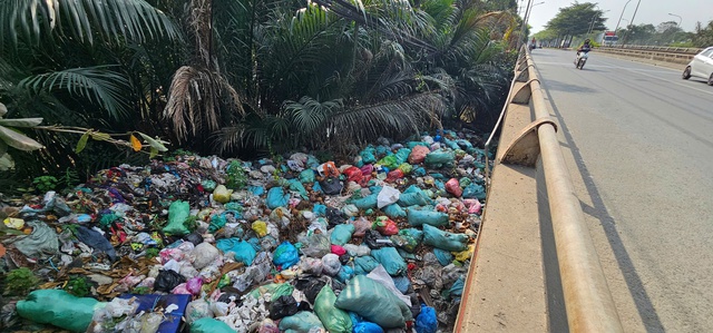 R&aacute;c thải bủa v&acirc;y cầu &Ocirc;ng B&eacute;: D&acirc;n bức x&uacute;c, ch&iacute;nh quyền sẽ 'phạt nguội' qua camera - Ảnh 6.