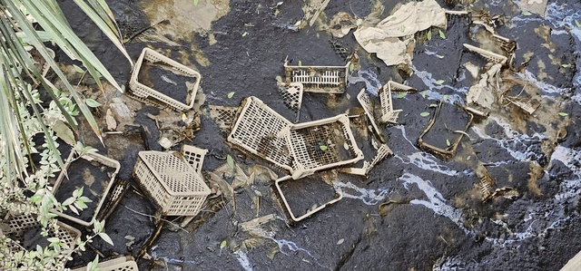 R&aacute;c thải bủa v&acirc;y cầu &Ocirc;ng B&eacute;: D&acirc;n bức x&uacute;c, ch&iacute;nh quyền sẽ 'phạt nguội' qua camera - Ảnh 9.